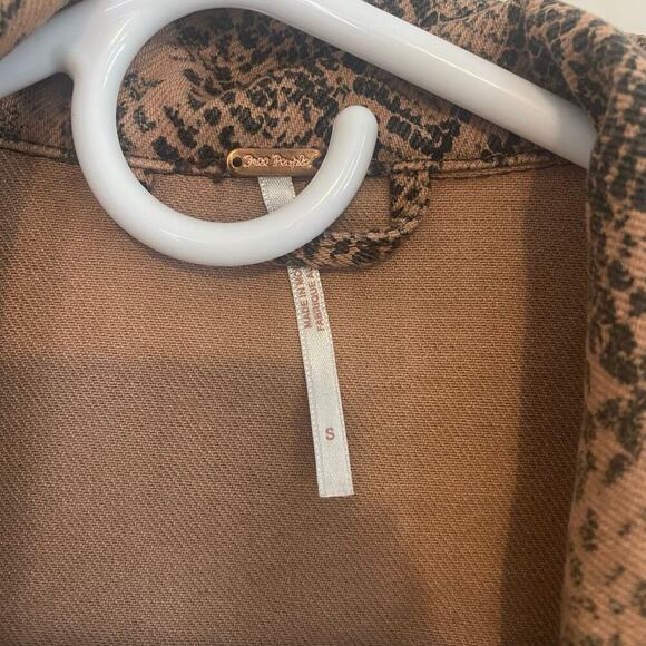 Free People Snake Print Jean Jacket Womens Size Small Denim Reptile Fall Cotton - Picture 4 of 6